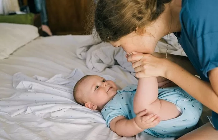 Jangan Sentuh dan Cium Bayi Sembarangan, Berikut Bahaya yang Perlu Diketahui!