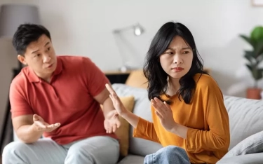 Perempuan yang Merasa Tidak Didukung oleh Pasangannya Sering Menampilkan 7 Perilaku Halus Ini Tanpa Disadari