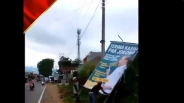 Viral Aksi Warga Turunkan Baliho 