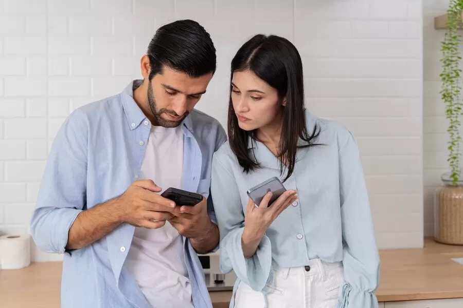 5 Zodiak yang Paling Sering Mengecek Ponsel Pasangan, Menurut Astrologi: Apakah Anda Termasuk?