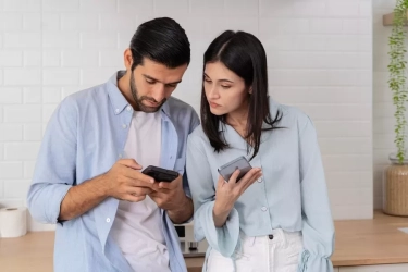 5 Zodiak yang Paling Sering Mengecek Ponsel Pasangan, Menurut Astrologi: Apakah Anda Termasuk?