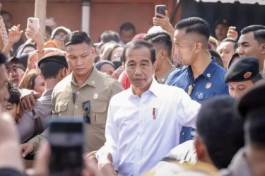 Blusukan ke Pasar Dukuh Kupang Surabaya, Jokowi: Mampir untuk Melihat Harga, Saya Lihat Tadi Baik Semuanya