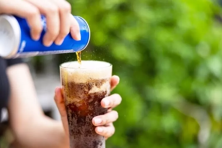 Mitos atau Fakta, Perempuan Tidak Boleh Minum Soda Saat Haid?