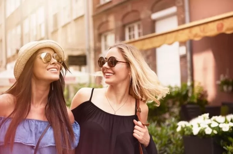 Perempuan Berkelas dan Elegan Melakukan 8 Tindakan Berbeda dalam Situasi Sosial