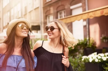 Perempuan Berkelas dan Elegan Melakukan 8 Tindakan Berbeda dalam Situasi Sosial