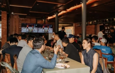 Sejumlah Publik Figure Tanah Air Demam UFC 306, Salah Satunya Ditto Percussion dan Ayudia Bing Slamet