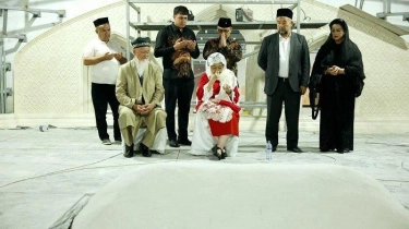 Megawati Teteskan Air Mata Saat Berziarah Ke Makam Imam Al Bukhari di Uzbekistan