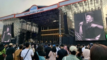 Pinjam Buku Lirik ke Penonton, Tulus Ajak Mereka Nostalgia Nyanyi Lagu di Album Perdananya