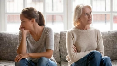 10 Perilaku Anak yang Dibesarkan oleh Ibu yang Narsistik: Simak Dampak Psikologisnya bagi Mental dan Masa Depan Anak!