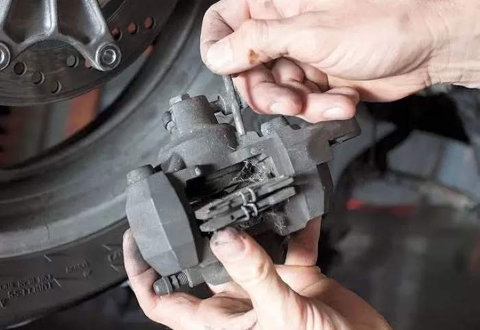 Alasan Sederhana Kenapa Kampas Rem Motor Baru Dipasang Nggak Langsung Pakem
