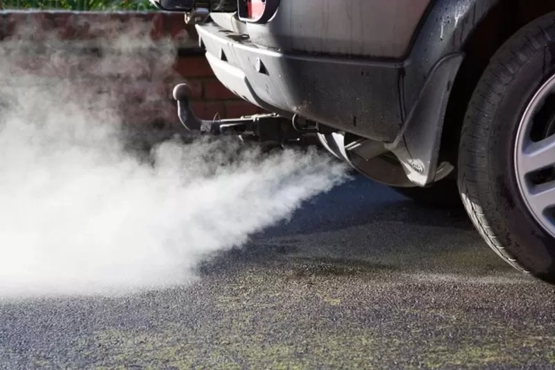 Mengatasi Mobil Keluar Asap Putih saat Mesin Dingin, Bukan Masalah Serius Tapi Perlu Diperhatikan