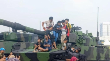 Medium Tank hingga Roket Astros II MK 6 Jadi Favorit Warga untuk Foto di Pesta Rakyat HUT ke-79 TNI