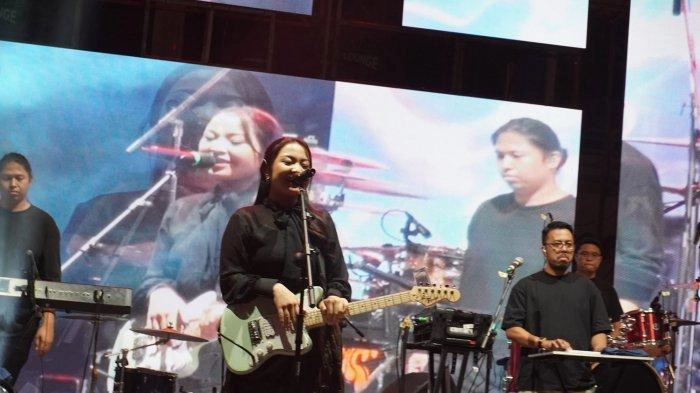 Penyanyi Bernadya dan Band Vierratale Pukau Penonton dalam Penutupan Ordik Bluphoria UBL