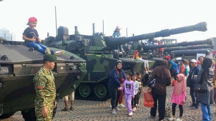 TNI AD Gelar 19 Stan Hingga Pamerkan Kendaraan Tempurnya di Pesta Rakyat HUT Ke-79 TNI 