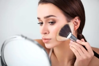 Tetap Cantik dalam Segala Kondisi, 6 Tips Riasan Antiluntur Saat Nonton Konser