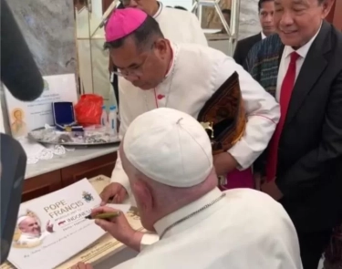 Sudung Situmorang Bertatap Muka Langsung dengan Paus Fransiskus, Minta Memberkati Patung Yesus Sibea-bea