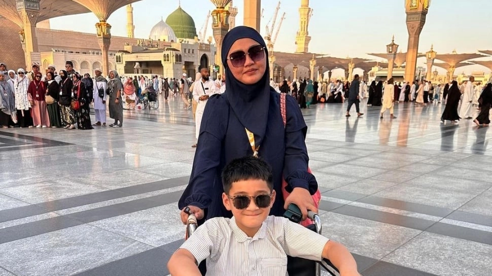 Diajak Umrah Gratis Raffi Ahmad, Rika Rans Nangis di Tanah Suci: Makasih Banyak Ya Pak