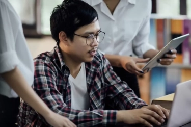 Benarkah Orang Cerdas Suka Overthinking? Ketahui 5 Sifat Tak Terduga dari Orang Cerdas