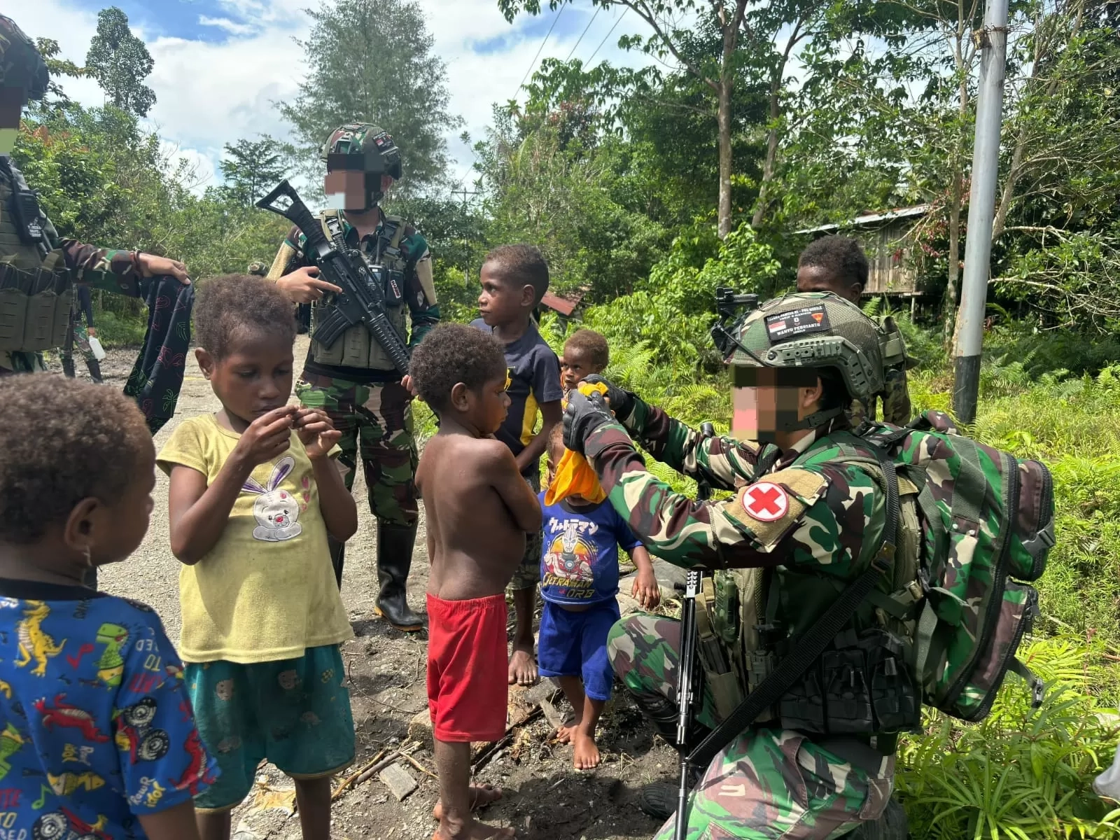 Patroli Perbatasan Indonesia-Papua Nugini untuk Jamin Keamanan, Satgas Yonif 6 Marinir Disambut Anak-Anak Papua Pegunungan