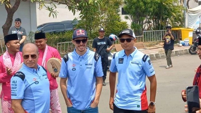 Jelang Tampil di MotoGP, Alex Marquez Kunjungi Jakarta: Disambut Adat Betawi Hingga Kenakan Batik