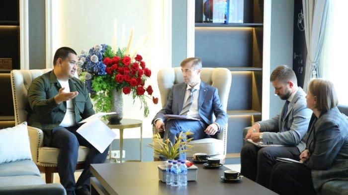 Menpora Dito Ikut Perkenalkan Pencak Silat Saat Terima Kunjungan Dubes Rusia