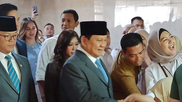 Momen Prabowo Subianto Disambut Anggota Fraksi Gerindra Saat Tiba di Kompleks Parlemen Senayan