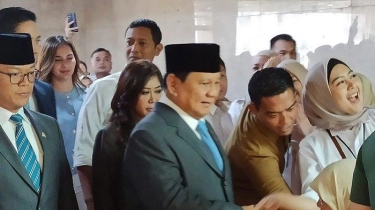 Momen Prabowo Subianto Disambut Anggota Fraksi Gerindra Saat Tiba di Kompleks Parlemen Senayan