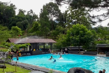 Cobain Berenang Langsung dari Sumber Mata Air Gunung Salak di Sawargiloka Waterland Bogor