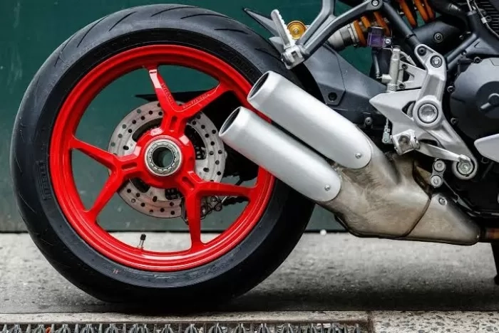 Alasan Kenapa Motor Balap Aspal Tidak Memakai Velg Jari-Jari? Ini Penjelasannya
