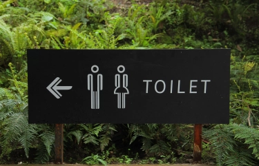 Bukan Cuma Kebanyakan Minum! Kenali 6 Penyebab Sering Buang Air Kecil, 