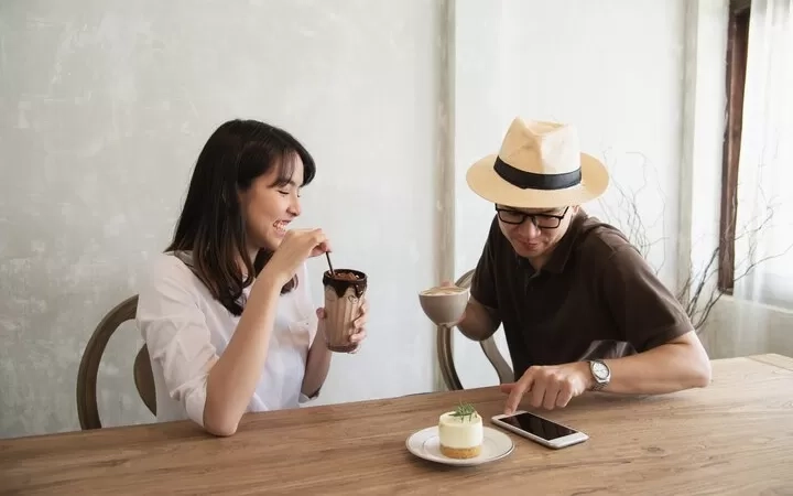 Jika Seseorang Mengajukan 10 Pertanyaan Halus Ini pada Kencan Pertama, Mereka Benar-benar Tertarik pada Anda Menurut Psikologi