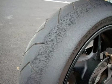 Licin saat Hujan, Ini Bahaya Menggunakan Ban Motor yang Sudah Gundul