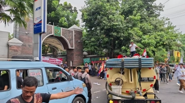 Mahasiswa Demo Bawa Mobil Tinja, Rocky Gerung Sebut Rakyat Butuh Jaksa Profesional