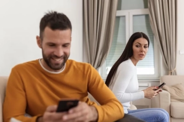 Curiga Pasangan Selingkuh? 6 Tanda Mendeteksi Perilaku Pasangan yang Mungkin Tidak Setia