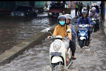 Mau Terobos Banjir Pakai Motor Matic? Baca Ini Dulu Biar Nggak Rugi Besar