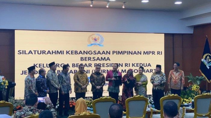 Bamsoet Serahkan Dokumen Penghapusan Nama Soeharto dari TAP MPR soal KKN ke Tutut-Titiek