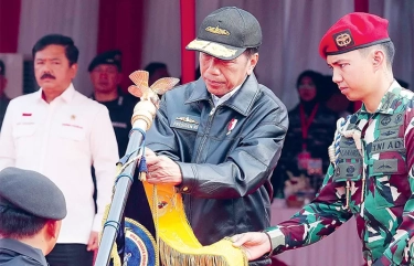 22 Hari Jelang Pulang ke Solo, Jokowi Terima Brevet Kehormatan Hiu Kencana