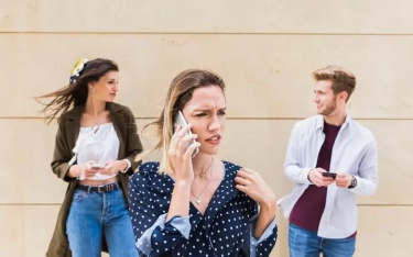 Bahasa Tubuh yang Menghindar: 9 Tanda Seseorang Tidak Menyukai Anda yang Tidak Bisa Dipalsukan Menurut Psikologi