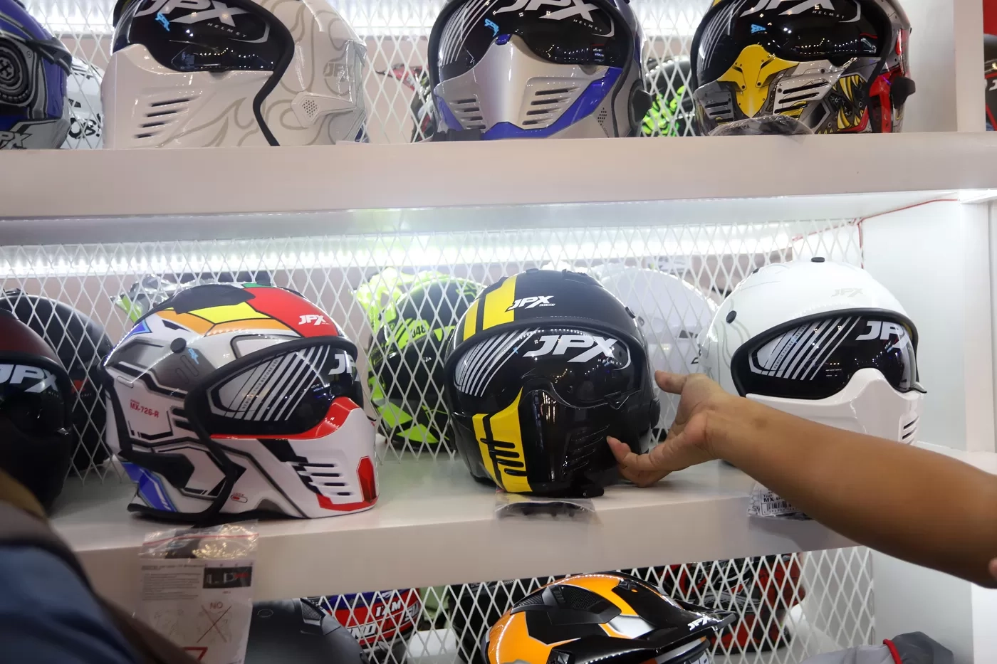 Jangan Sembarangan Memilih Helm, Ketahui Cara Merawat yang benar