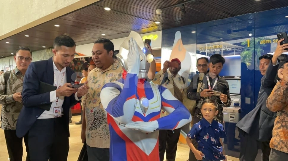 Agak Lain, Legislator Asal Jateng Ini Pakai Kostum Ultraman Jelang Pelantikan DPR RI