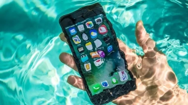 Cara yang Tepat Melindungi Smartphone Saat Musim Hujan, Bahaya Jika Lagi Perjalanan di Luar Ruangan