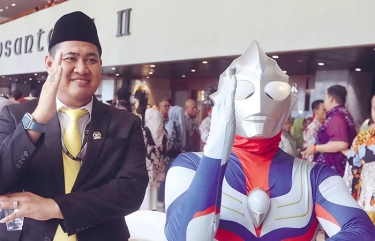 Dari Pelantikan Anggota DPR RI 2024-2029, Jamaludin Malik Melenggang ke Senayan dengan Kostum Ultraman Seharga Rp 30 Ribuan