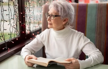 Orang yang Semakin Introspektif Saat Menua Biasanya Menampilkan 8 Perilaku Halus Ini, Apa Saja?