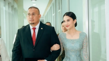 Dampingi Pelantikan Sang Ayah, Azizah Salsha Diduga Lepas Cincin Nikah