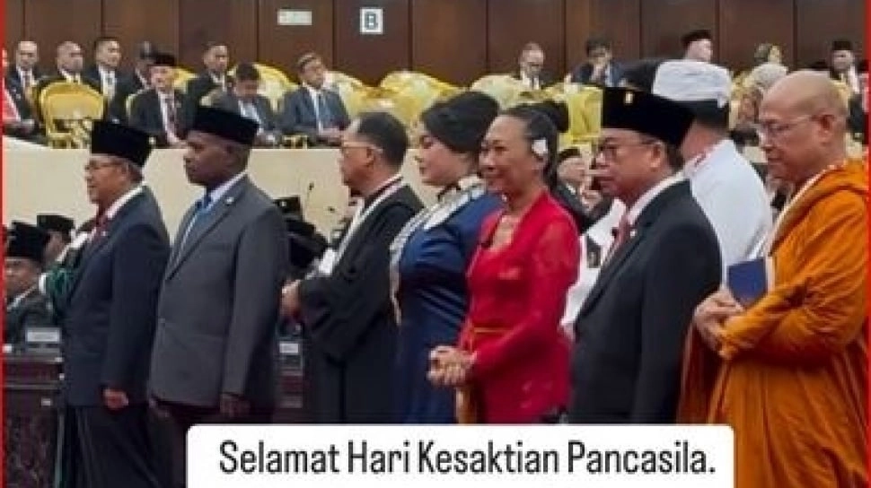 Kebaya Merah ''Keramat'', Antar Niluh Djelantik ke Kursi DPD RI