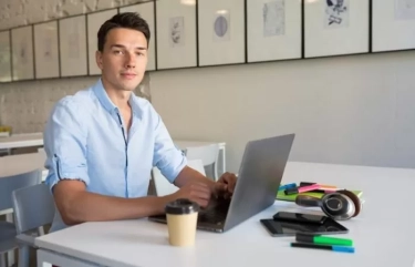 7 Hal yang Tidak Pernah Dilakukan Pria Berkelas di Depan Publik, Salah Satunya Tidak Pernah Mendominasi Percakapan