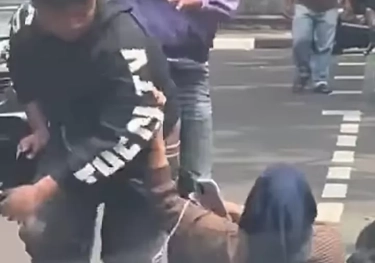 Laki-laki Disiram Jus oleh Perempuan di Jalan, Laki-laki Ngamuk, Perempuan di-Smackdown di Aspal
