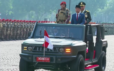Inspeksi Pasukan saat Upacara HUT ke-79 TNI, Presiden Jokowi Kelilingi Monas Naik Maung Pindad