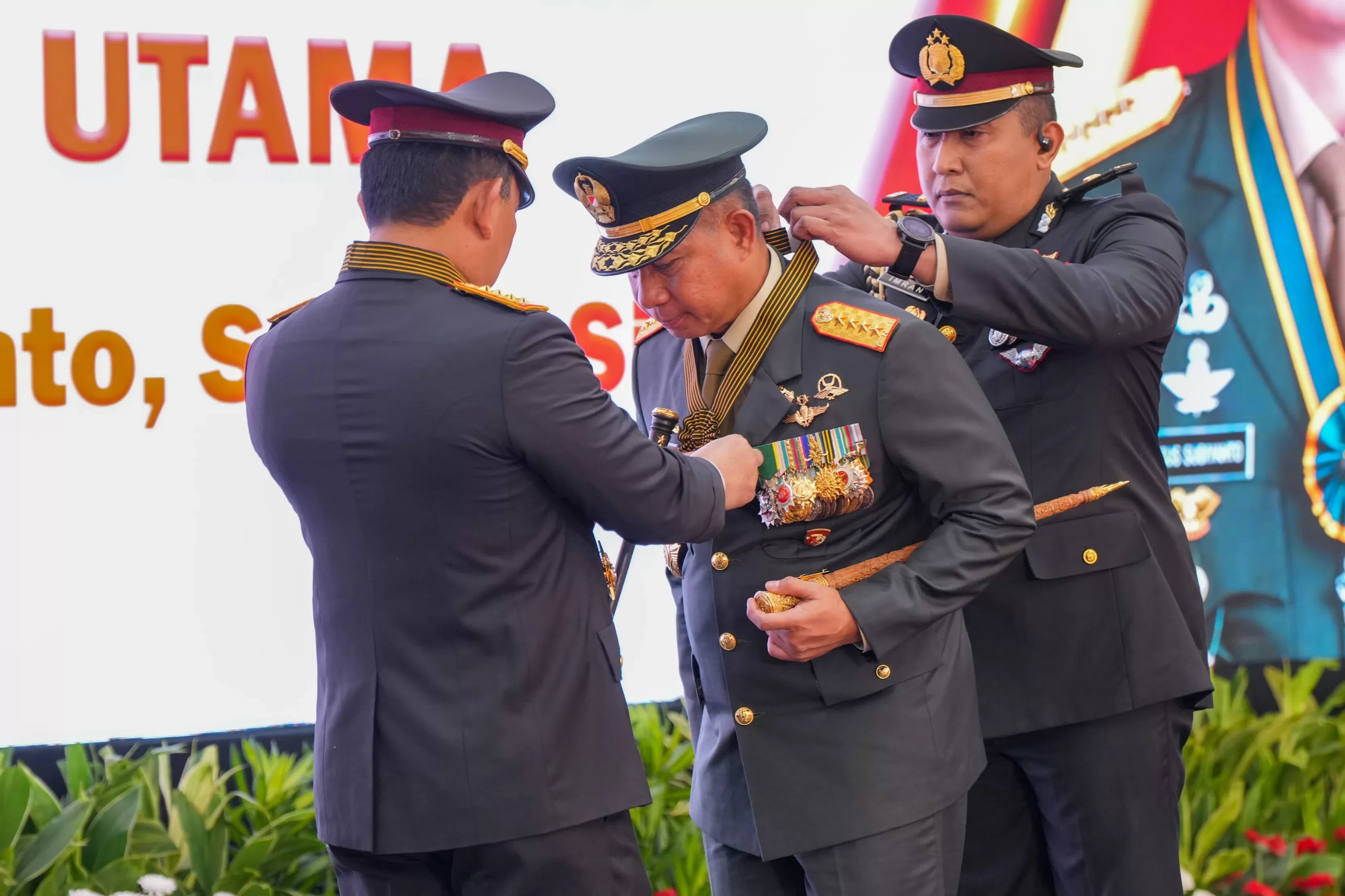 Kapolri Sigit Anugerahkan Bintang Bhayangkara Utama, Ini 6 Sinergi TNI-Polri dalam Menjaga Keamanan Nasional