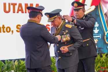 Kapolri Sigit Anugerahkan Bintang Bhayangkara Utama, Ini 6 Sinergi TNI-Polri dalam Menjaga Keamanan Nasional